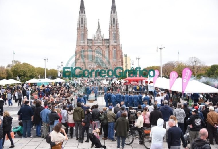 5 mil personas participaron del locro solidario a beneficio del Hospital San Martín 01