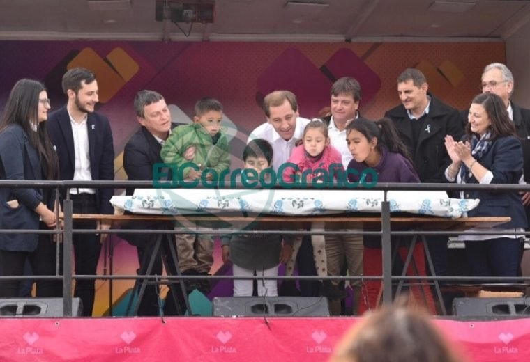 En un colorido festejo, los vecinos de Abasto celebraron sus 128 años 01