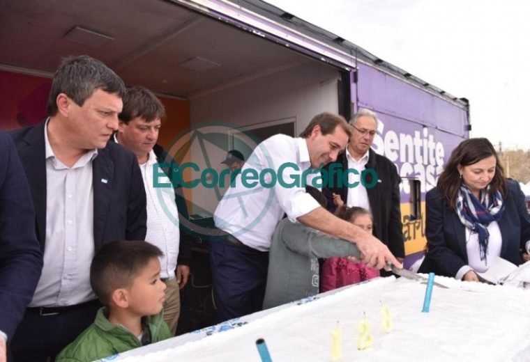 En un colorido festejo, los vecinos de Abasto celebraron sus 128 años 02