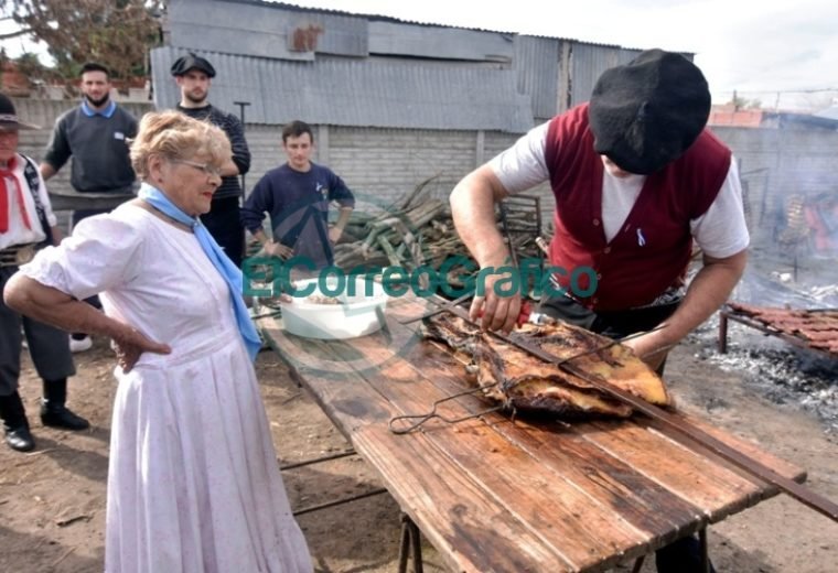 En un colorido festejo, los vecinos de Abasto celebraron sus 128 años 03