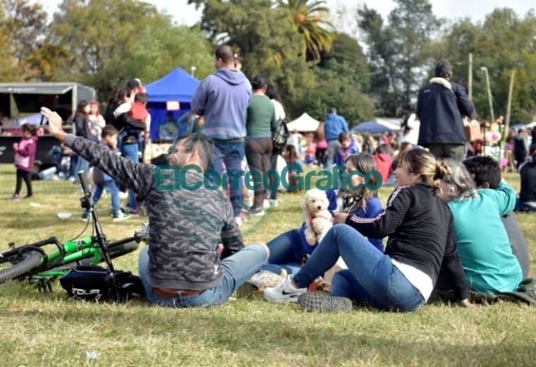 En un colorido festejo, los vecinos de Abasto celebraron sus 128 años 05
