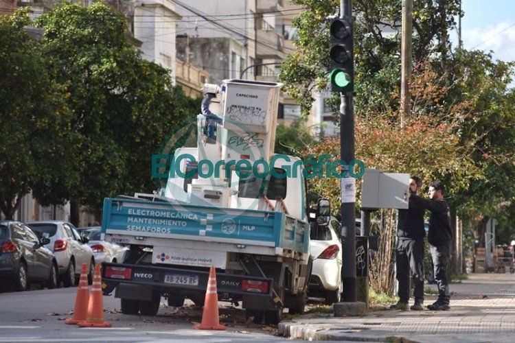 Instalan dispositivos en semáforos que permitirán optimizar la circulación vehicular de La Plata