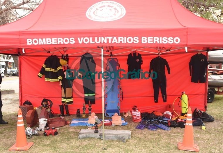 La Policía Bonaerense presentó su Muestra Itinerante en Berisso 1