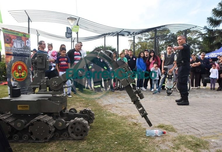 La Policía Bonaerense presentó su Muestra Itinerante en Berisso 2
