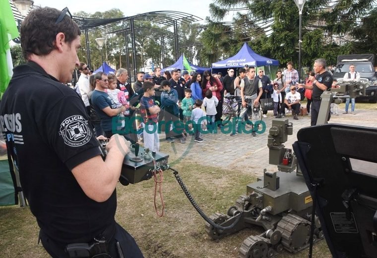 La Policía Bonaerense presentó su Muestra Itinerante en Berisso 5