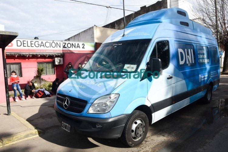 Más de 80 vecinos efectuaron trámites en el Móvil del RENAPER que funcionó en la Delegación II de Los Talas