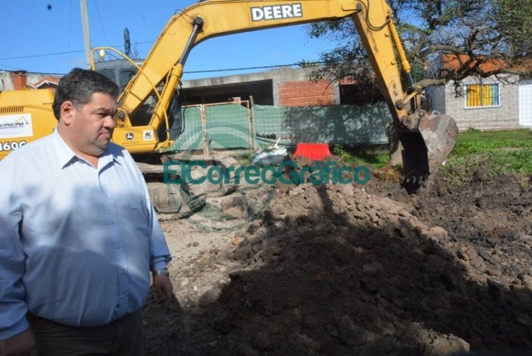 Nedela recorrió la pavimentación de la calle 170 y dialogó con vecinos Nedela recorrió la pavimentación de la calle 170 y dialogó con vecinos