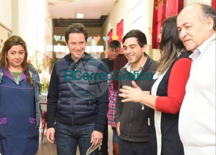 Gabriel Sánchez Zinny visitó la Escuela Primaria N° 1 de Berisso Gabriel Sánchez Zinny visitó la Escuela Primaria N° 1 de Berisso
