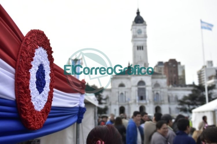 Una multitud celebró el 208° Aniversario de Paraguay en Plaza Moreno