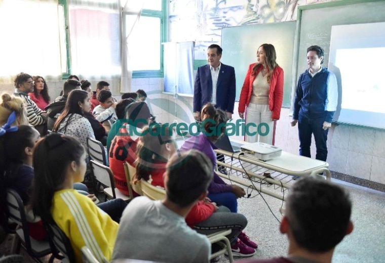Vidal visitó una secundaria de La Matanza por ser el establecimiento 5000 en conectividad Vidal visitó una secundaria de La Mantaza por ser el establecimiento 5000 en conectividad 03
