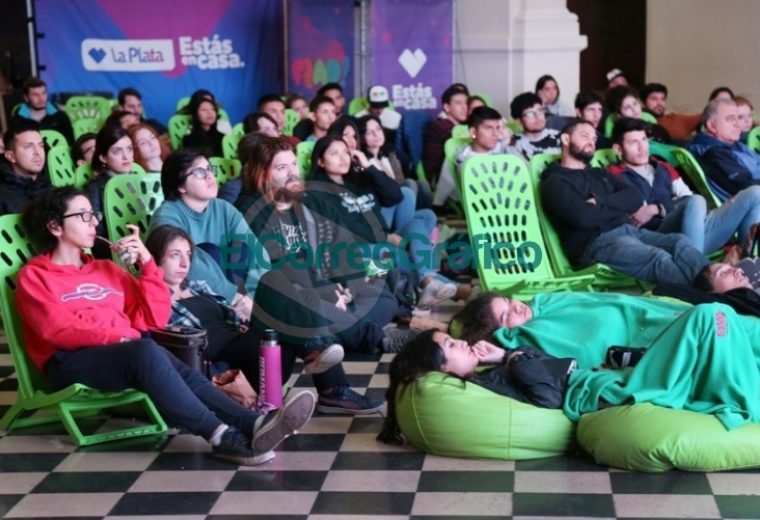 FLAP!: Cientos de vecinos disfrutaron una maratón de capítulos de Black Mirror en el Pasaje Dardo Rocha Cientos de vecinos disfrutaron una maratón de capítulos de Black Mirror en el Pasaje Dardo Rocha 13