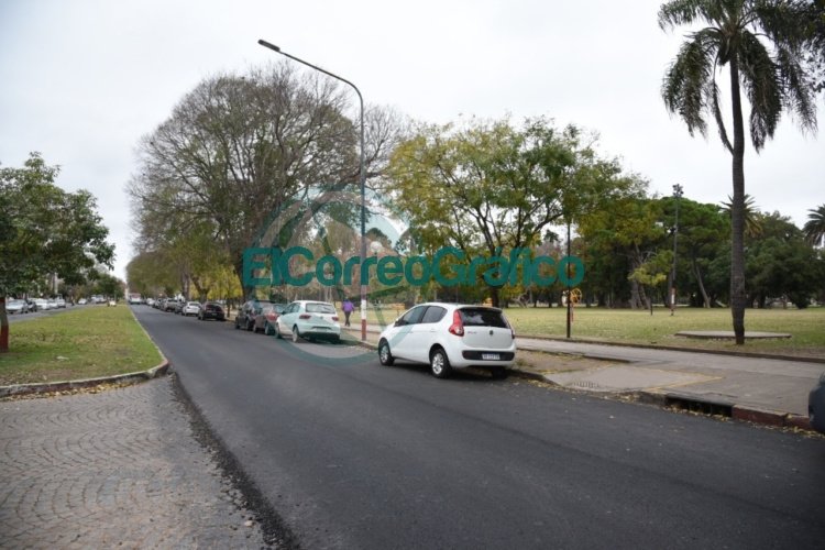 Colocación de carpeta asfáltica en calle 12 de 64 a 68 de La Plata
