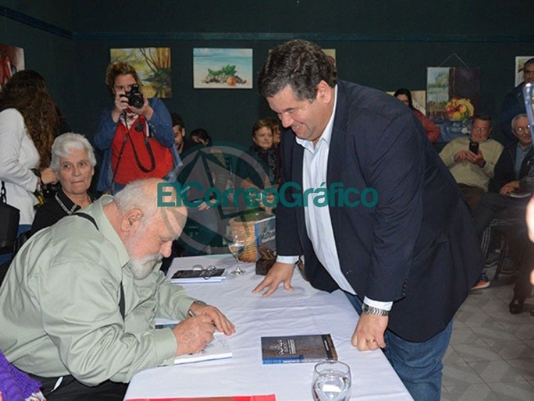Nedela en la presentación del libro “Berisso, almacén de ramos generales” de Justo Álvarez