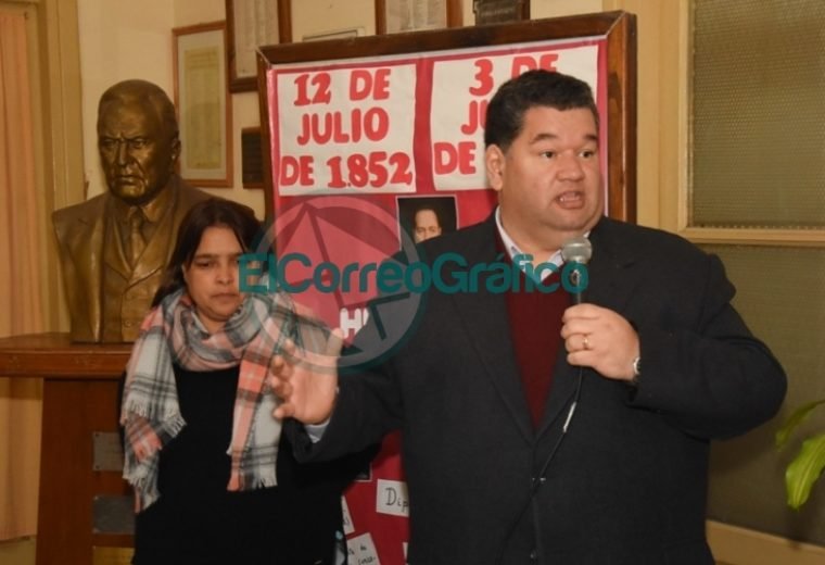 Acto por el 86º Aniversario del fallecimiento de Hipólito Yrigoyen en su escuela homónima en Berisso Acto por el 86º Aniversario del fallecimiento de Hipólito Yrigoyen en su escuela homónima en Berisso 2