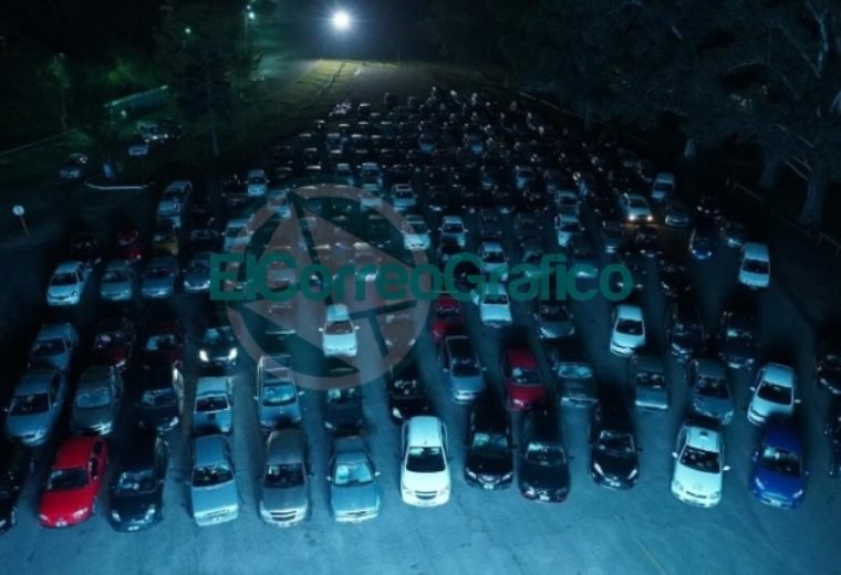 Con una atractiva propuesta, el estacionamiento de La República de los Niños se convirtió en un autocine 02