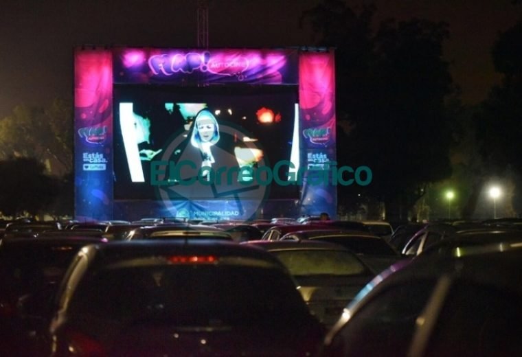 Con una atractiva propuesta, el estacionamiento de La República de los Niños se convirtió en un autocine 03