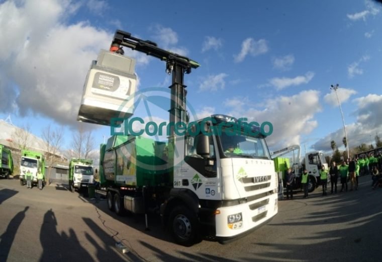 Garro presentó el nuevo sistema de contenedores de basura 4