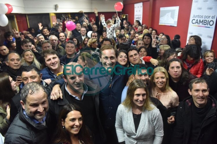 Julio Garro inauguró un local del "Juntos por el Cambio" en Villa Elvira Julio Garro inauguró un local del "Juntos por el Cambio" en Villa Elvira