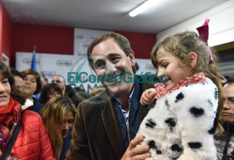 Julio Garro inauguró un local del Juntos por el Cambio en Villa Elvira 3