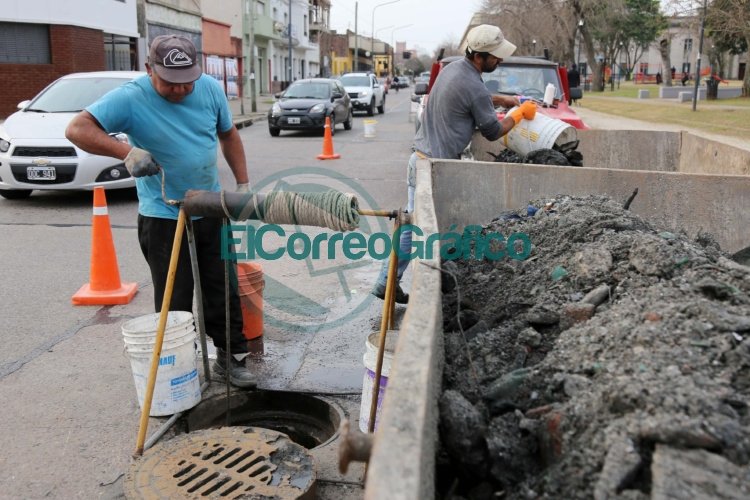 Limpieza en el conducto de Avenida 25 de La Plata para optimizar los desagües