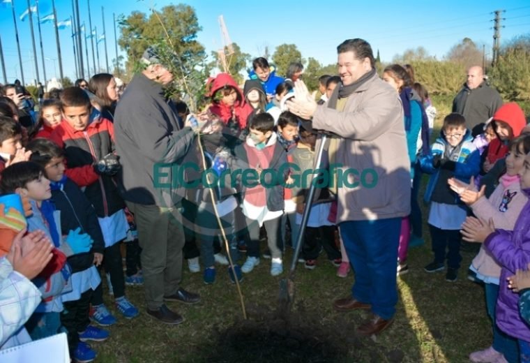 Nedela participó con alumnos de la jornada de plantación de árboles nativos sobre el canal de Avenida Génova 02