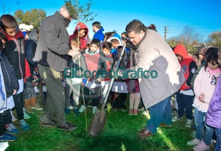 Nedela participó con alumnos de la jornada de plantación de árboles nativos sobre el canal de Avenida Génova 03