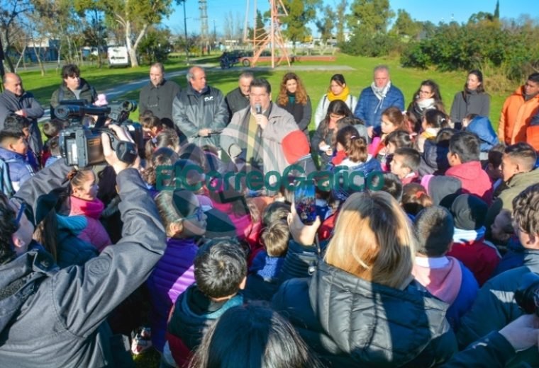 Nedela participó con alumnos de la jornada de plantación de árboles nativos sobre el canal de Avenida Génova 04