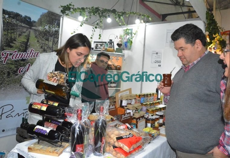 Nedela recorrió la Fiesta del Vino de la Costa 04