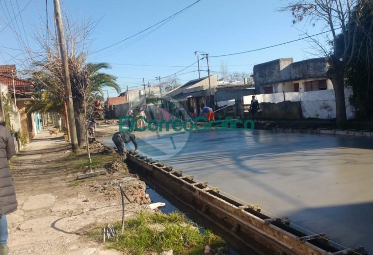 Nedela visitó a vecinos de la calle 174 entre 36 y 38 de Villa Zula donde se está pavimentando 6