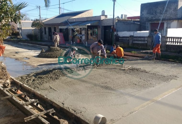 Nedela visitó a vecinos de la calle 174 entre 36 y 38 de Villa Zula donde se está pavimentando 7