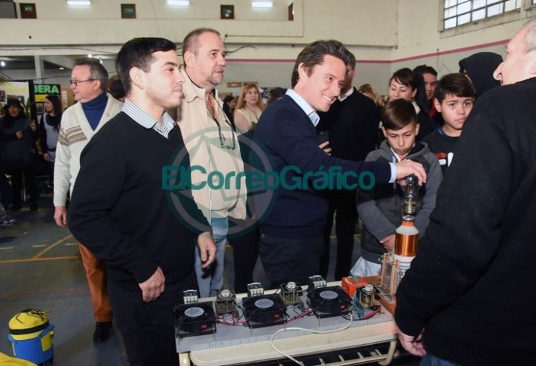 Sanchez Zinny recorrió la Feria de Ciencias Distrital y de la Primera Exposición Educativa de Berisso 1