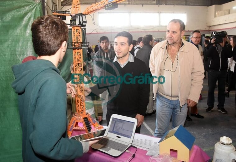 Sanchez Zinny recorrió la Feria de Ciencias Distrital y de la Primera Exposición Educativa de Berisso 2