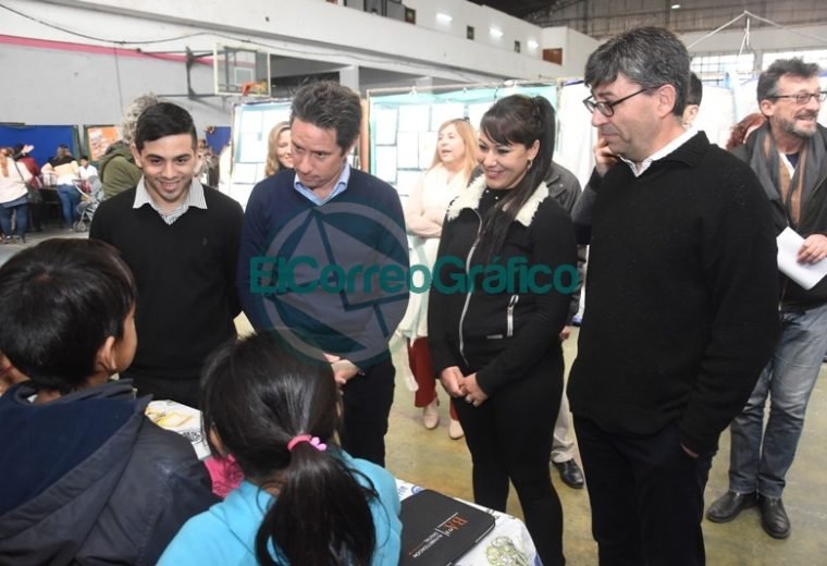 Sanchez Zinny recorrió la Feria de Ciencias Distrital y de la Primera Exposición Educativa de Berisso 4