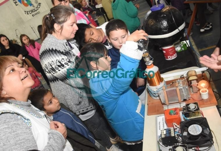 Sanchez Zinny recorrió la Feria de Ciencias Distrital y de la Primera Exposición Educativa de Berisso 5