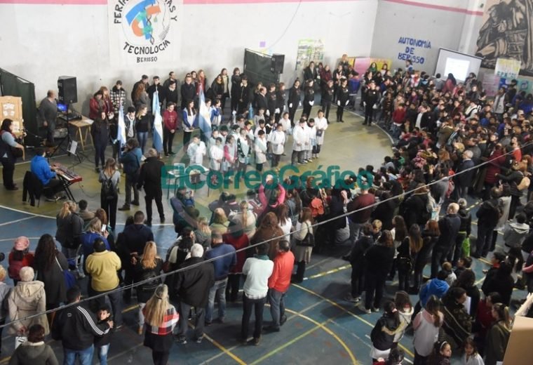 Sanchez Zinny recorrió la Feria de Ciencias Distrital y de la Primera Exposición Educativa de Berisso 7