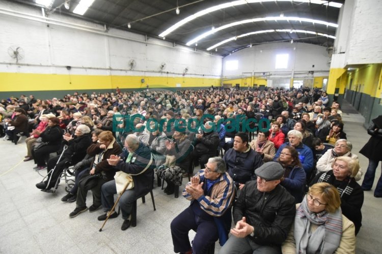 Se entregó 500 tablets a abuelos de La Plata en el Club Circunvalación Se entregó 500 tablets a abuelos de La Plata en el Club Circunvalación