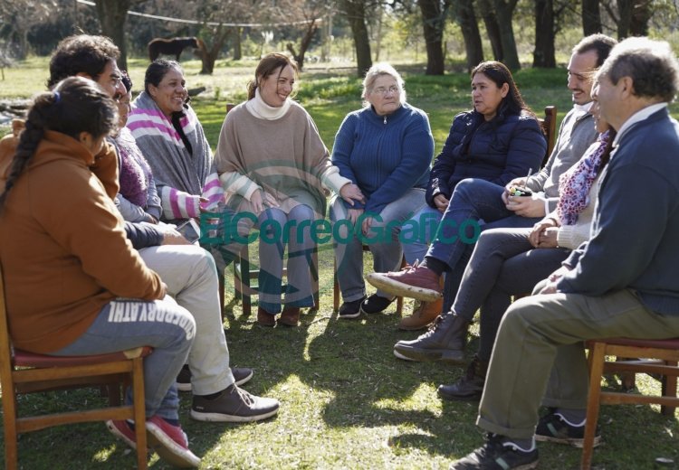 Vidal tomó unos mates con productoras agrícolas de Berazategui