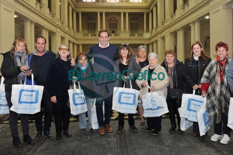 Garro encabezó la entrega de 500 tablets a adultos mayores