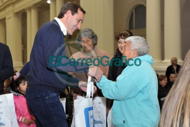 Garro encabezó la entrega de 500 tablets a adultos mayores