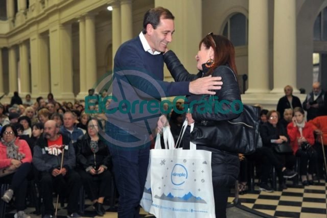 Garro encabezó la entrega de 500 tablets a adultos mayores