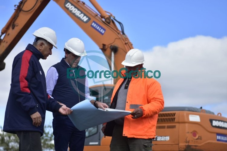Garro verificó el avance de la obra del retén hídrico en Los Hornos
