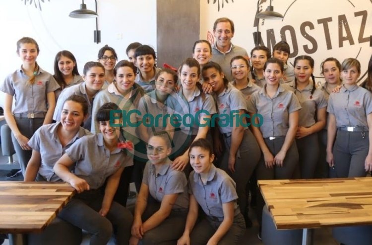 Garro visitó el nuevo local de Mostaza en Los Hornos