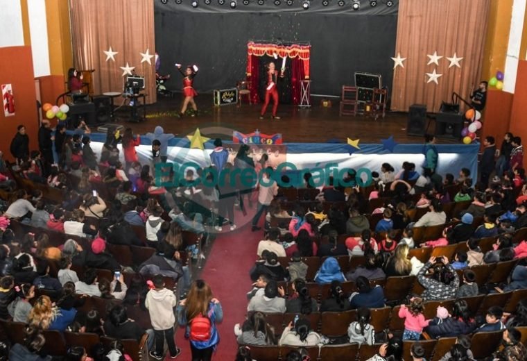 Gran festejo del Día del Niño en el Teatro Municipal Cine Victoria con más de mil personas 3