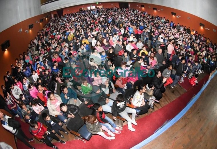 Gran festejo del Día del Niño en el Teatro Municipal Cine Victoria con más de mil personas 5