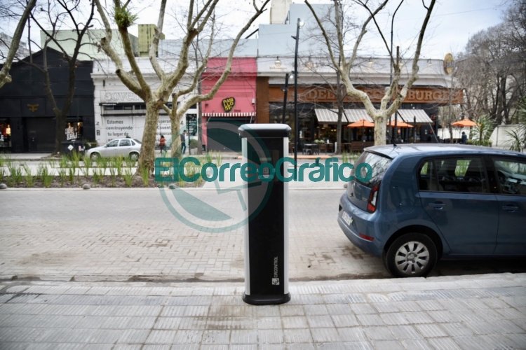 La renovada avenida 51 ya cuenta con el primer cargador para autos eléctricos en la vía pública