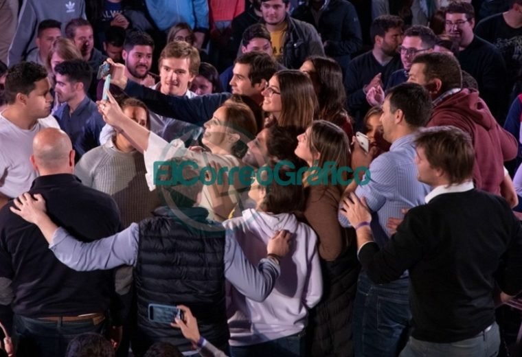 María Eugenia Vidal, selfie con jóvenes