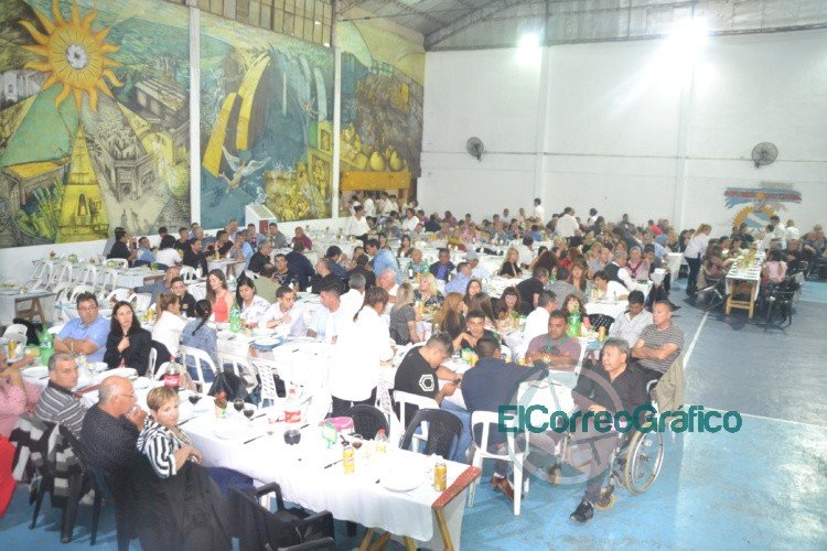 El 9 de noviembre los municipales de Berisso realizan la cena del gremio, sólo con entrada por agremiado El 9 de noviembre los municipales de Berisso realizan la cena del gremio, sólo con entrada por agremiado