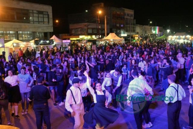 Festejos en del Día de la Primavera con un gran festival organizado por el Municipio en el Parque Cívico Festejos en del Día de la Primavera con un gran festival organizado por el Municipio en el Parque Cívico