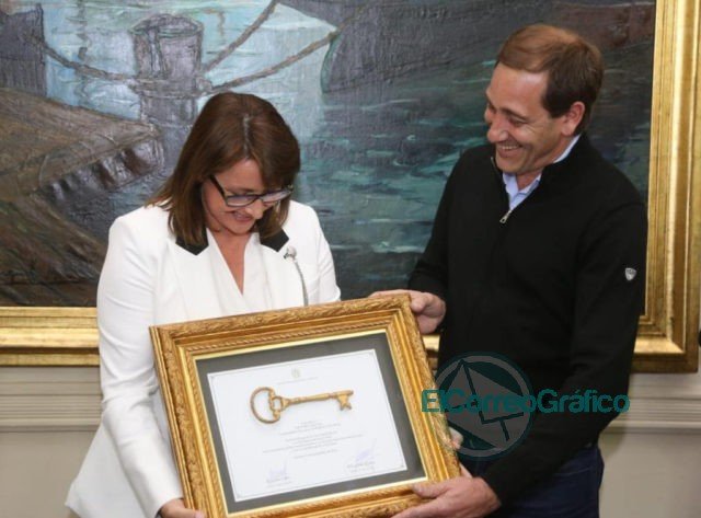 Garro le entregó la llave de la ciudad a la vicepresidenta de Marvel Studios Victoria Alonso