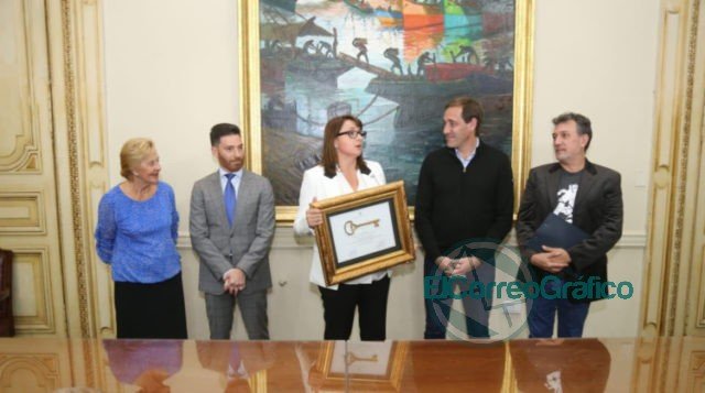Garro le entregó la llave de la ciudad a la vicepresidenta de Marvel Studios Victoria Alonso